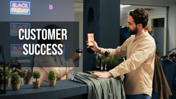 homem branco segurando um celular em frente à uma balconista.