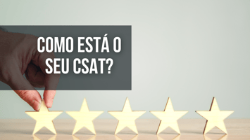 Uma mão pegando uma estrela em uma sequência de 5, avaliando o cliente.